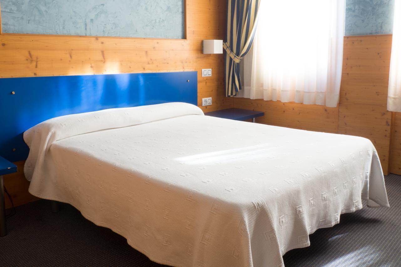 Hotel Bezana Lago Santa Cruz De Bezana Eksteriør billede