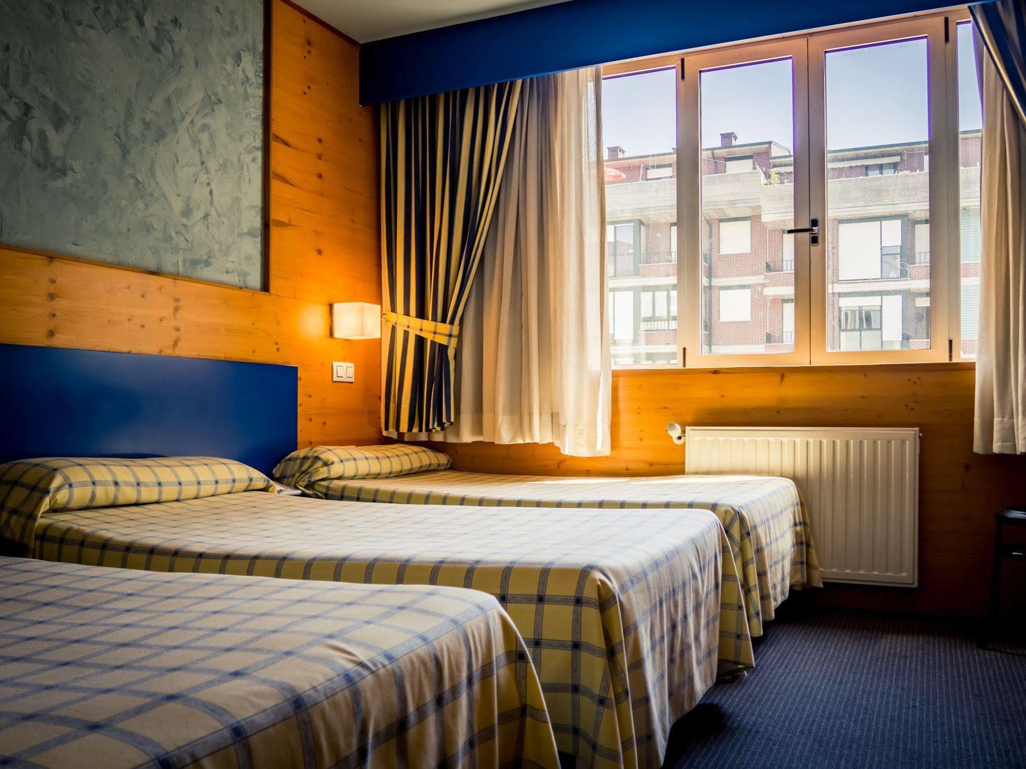 Hotel Bezana Lago Santa Cruz De Bezana Eksteriør billede