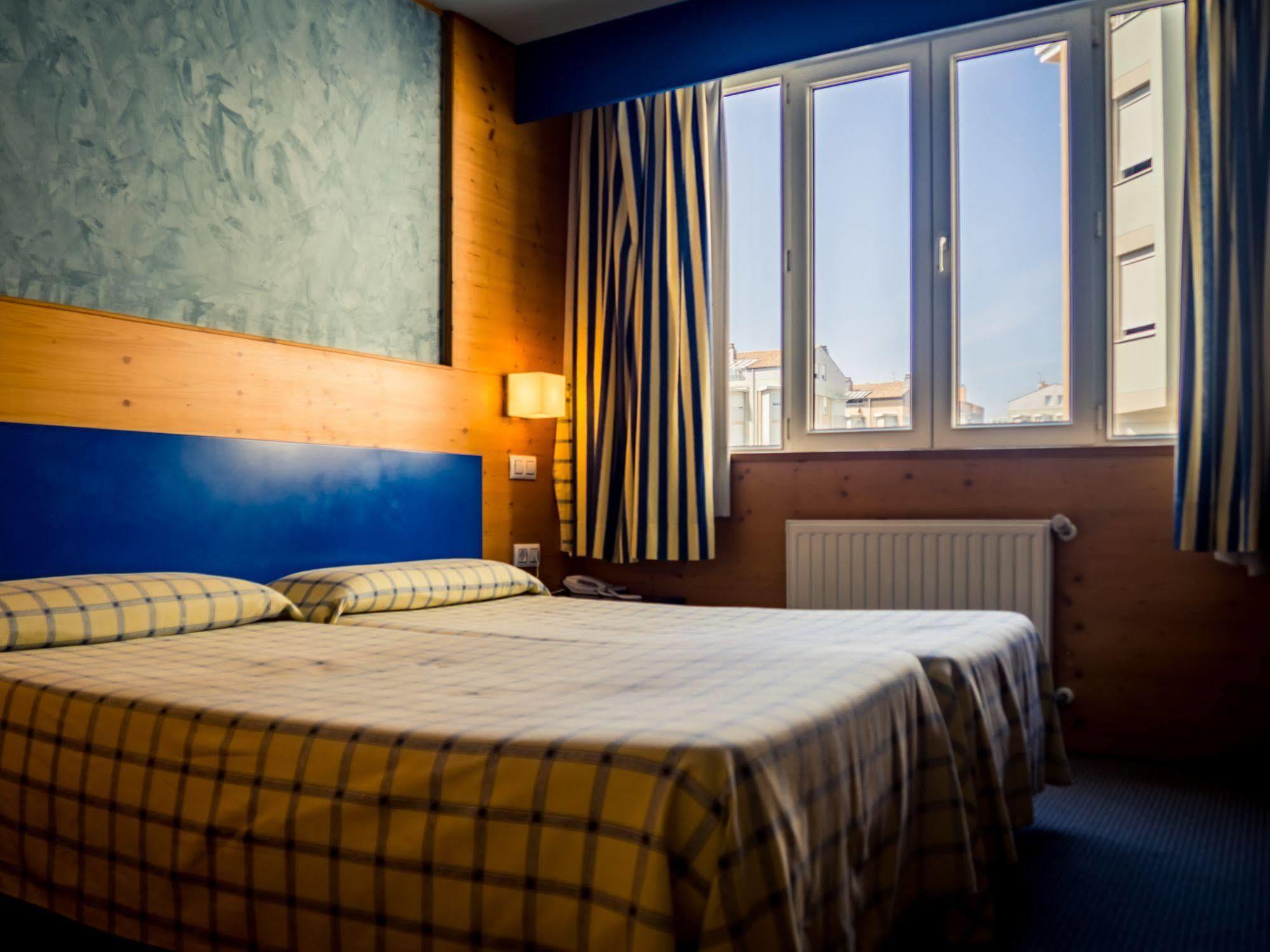 Hotel Bezana Lago Santa Cruz De Bezana Eksteriør billede