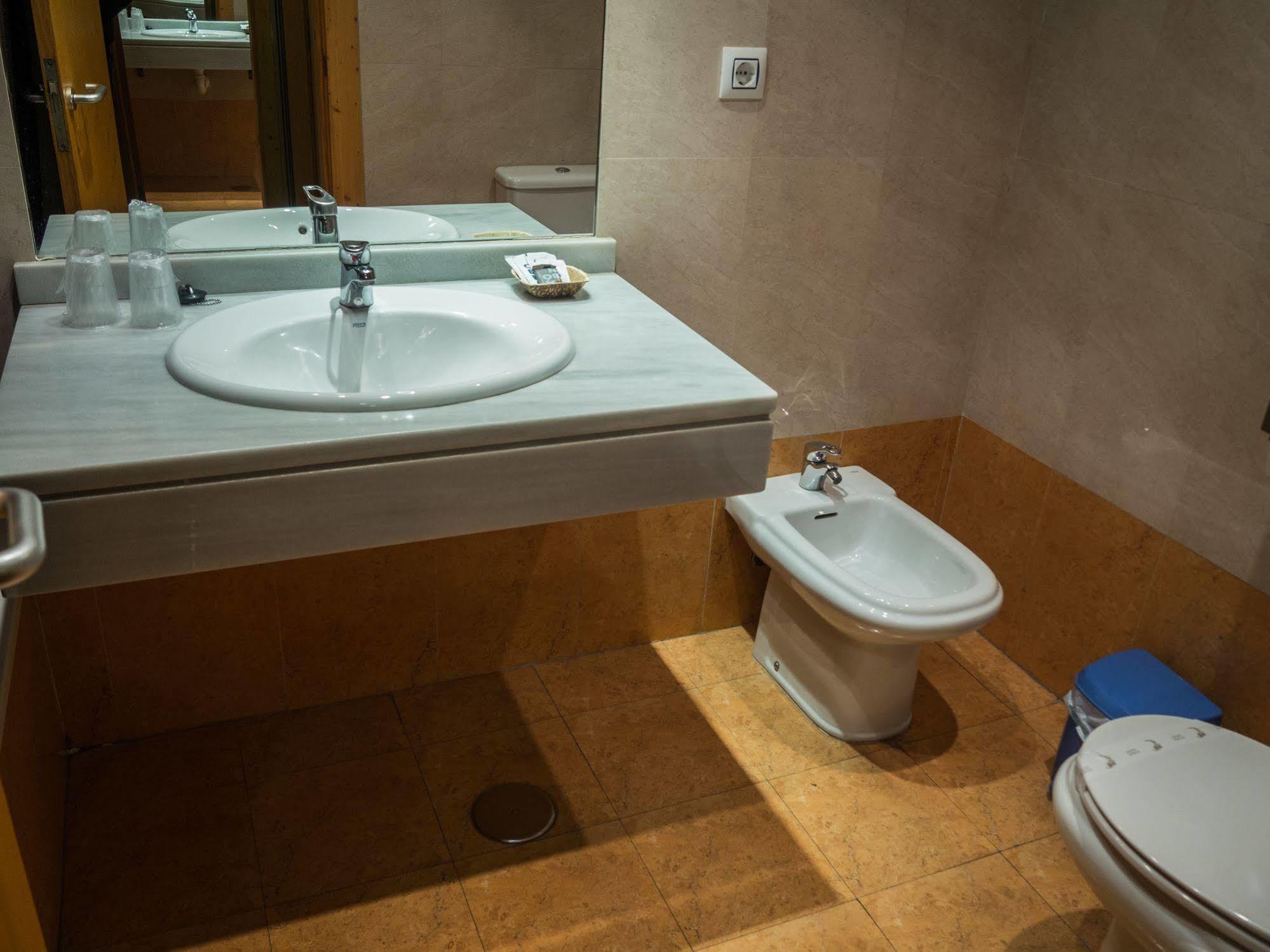 Hotel Bezana Lago Santa Cruz De Bezana Eksteriør billede