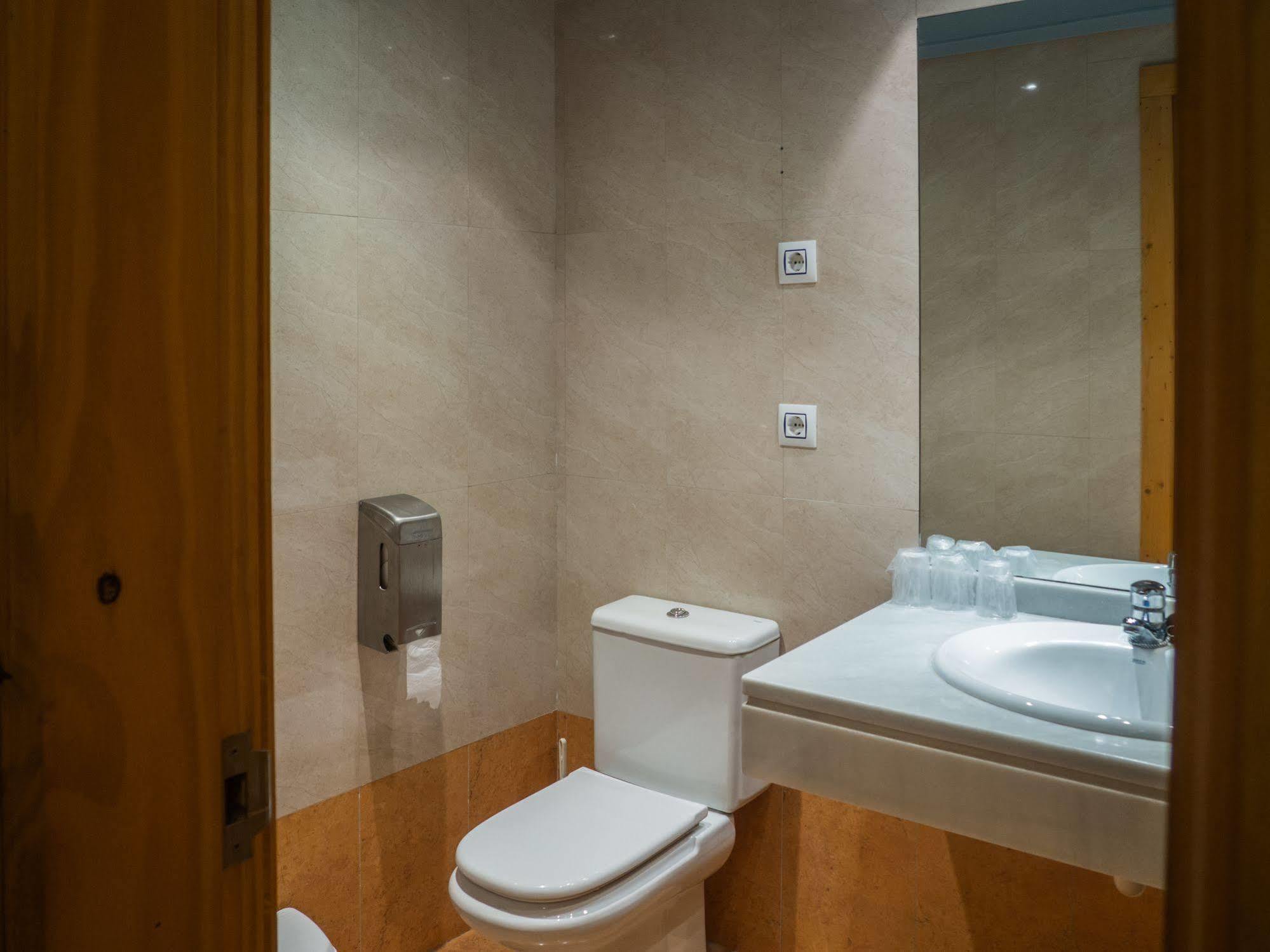 Hotel Bezana Lago Santa Cruz De Bezana Eksteriør billede