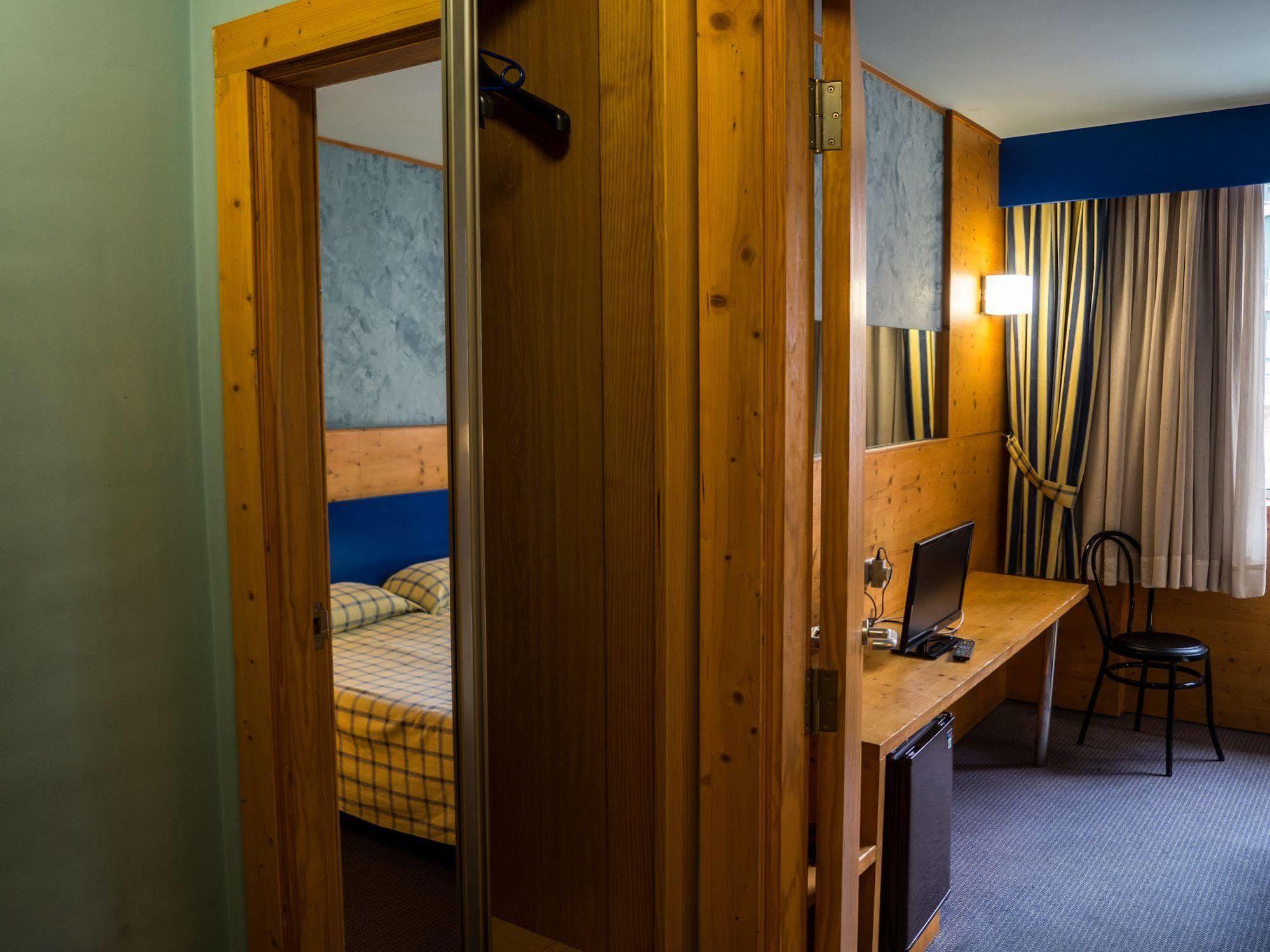 Hotel Bezana Lago Santa Cruz De Bezana Eksteriør billede
