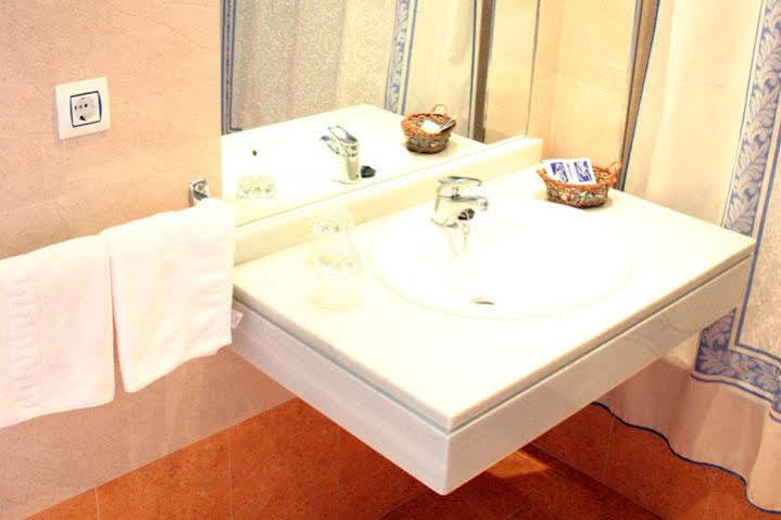 Hotel Bezana Lago Santa Cruz De Bezana Eksteriør billede