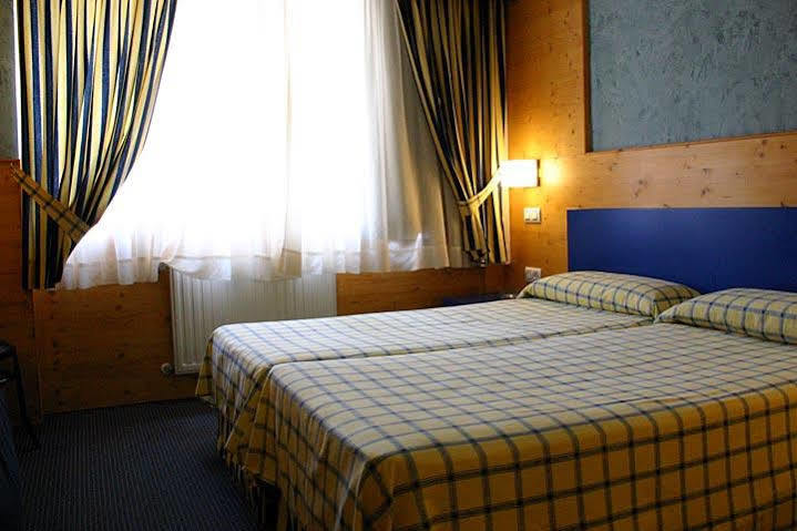 Hotel Bezana Lago Santa Cruz De Bezana Eksteriør billede