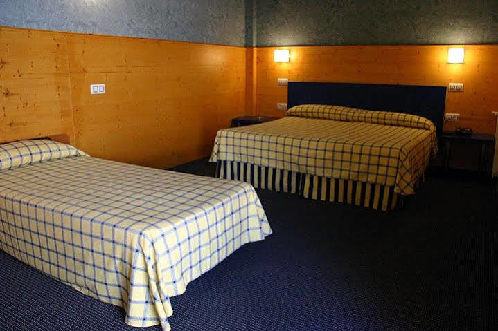 Hotel Bezana Lago Santa Cruz De Bezana Eksteriør billede